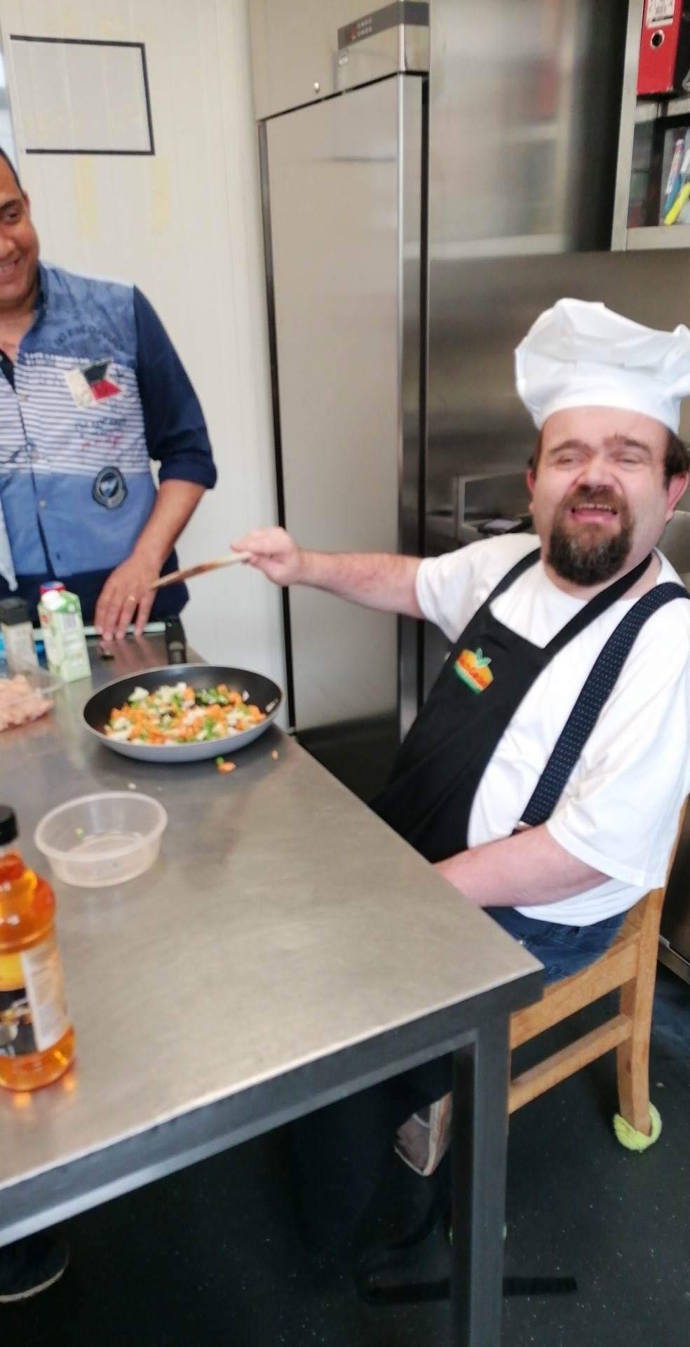 François qui cuisine avec une toque sur la tête